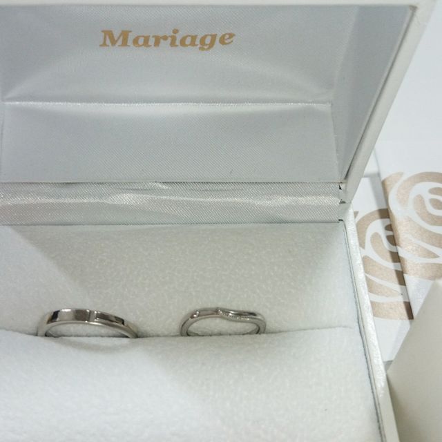 【Mariage ent(マリアージュエント)の口コミ】 私の婚約指輪とセットで付けて違和感がないこと、でも主人にも指輪に愛着…