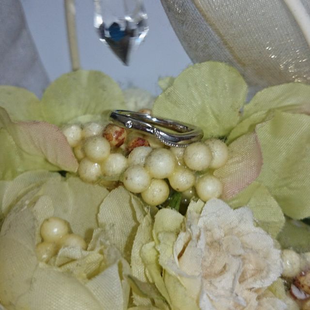 【Mariage ent(マリアージュエント)の口コミ】 私の婚約指輪とセットで付けて違和感がないこと、でも主人にも指輪に愛着…