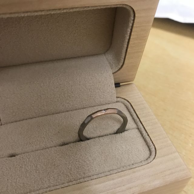 【uchimari(ウチマリ)の口コミ】 六角形、ピンクゴールド1／6とホワイトゴールド5/6
ヘアライン5/6とストラ…