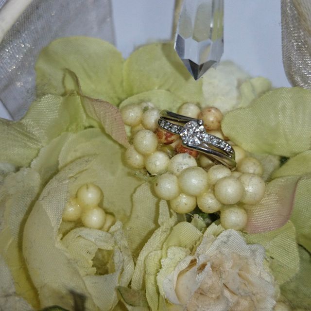 【Mariage ent(マリアージュエント)の口コミ】 婚約指輪として格式を保ちつつも普段の服装にも合わせやすく、ダイヤが悪…