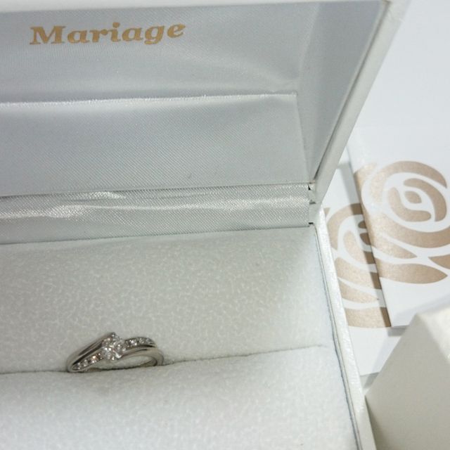 【Mariage ent(マリアージュエント)の口コミ】 婚約指輪として格式を保ちつつも普段の服装にも合わせやすく、ダイヤが悪…