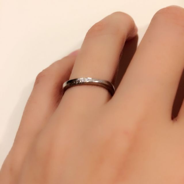 【俄(にわか)の口コミ】 華奢なリングを探していました。男性側はシンプルなもの、女性側は石が入…