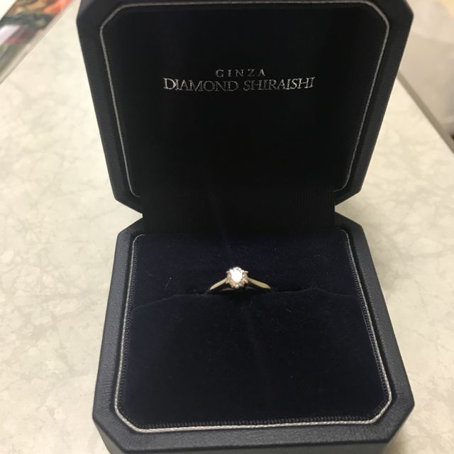 【銀座ダイヤモンドシライシの口コミ】 横から見ると二人が手を繋いでいるように見えるというデザインと童話の結…