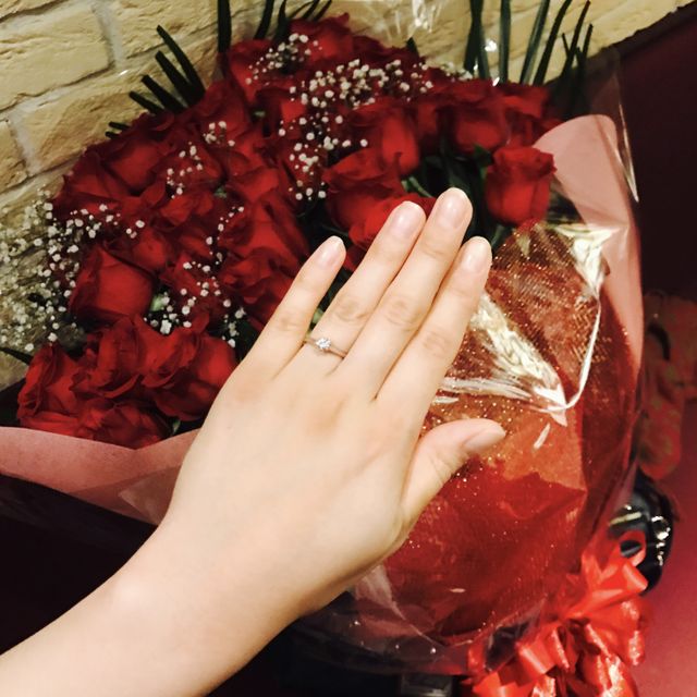 【銀座ダイヤモンドシライシの口コミ】 横から見ると二人が手を繋いでいるように見えるというデザインと童話の結…