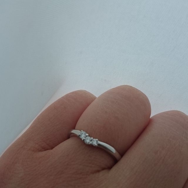 【銀座ダイヤモンドシライシの口コミ】 デザインがおしゃれで可愛く、つけてみると指が細く長く見える効果があり…