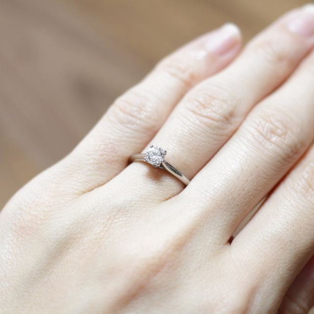 【カルティエ(Cartier)の口コミ】 婚約指輪は、シンプルな立て爪の形のものが良いと思っていました。カルテ…
