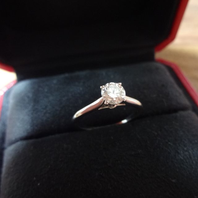 【カルティエ(Cartier)の口コミ】 婚約指輪は、シンプルな立て爪の形のものが良いと思っていました。カルテ…