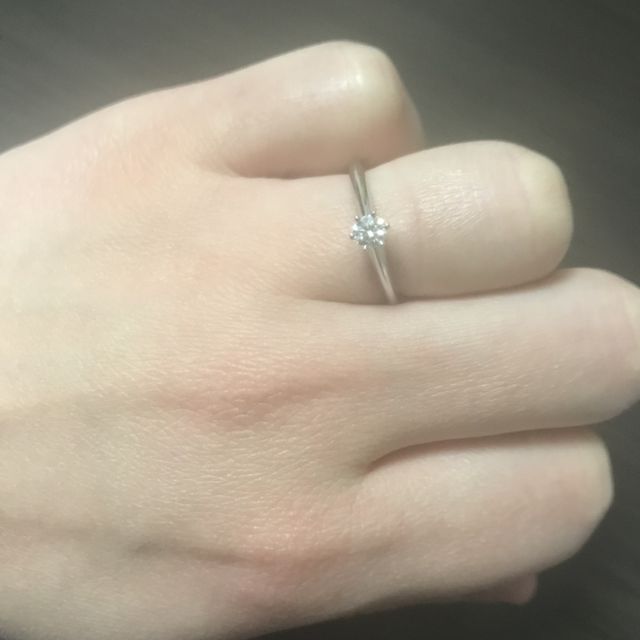 【ティファニー(Tiffany & Co.)の口コミ】 婚約指輪を一緒に買いに行きました。
婚約指輪なのでやはりダイヤがついて…