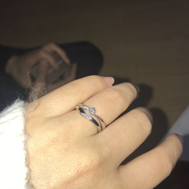 【アイプリモ(I-PRIMO)の口コミ】 婚約指輪は別のブランドでしたが、その指輪に合うようなデザインだったこ…