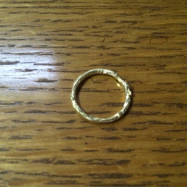 【Alex Monroe(アレックスモンロー)の口コミ】 この指輪は木の枝をモチーフにしているということと、個性的なデザインで…