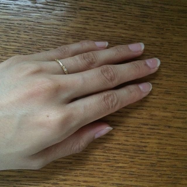 【Alex Monroe(アレックスモンロー)の口コミ】 この指輪は木の枝をモチーフにしているということと、個性的なデザインで…