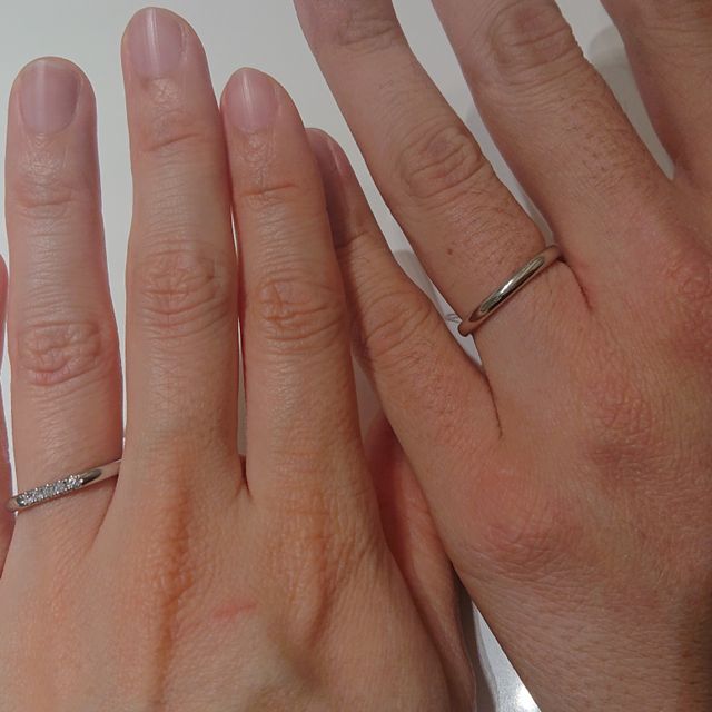 【4℃ BRIDAL(ヨンドシーブライダル)の口コミ】 たくさん試着してお店も三店舗回りましたが、シンプルなデザインにひかれ…