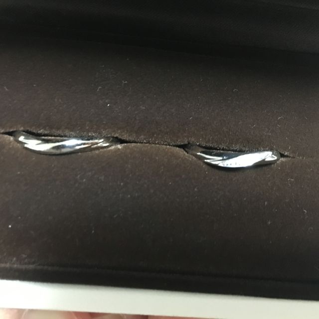 【アイプリモ(I-PRIMO)の口コミ】 婚約指輪と同じデザインにしたかったのでこの少し斜めになっているものを…