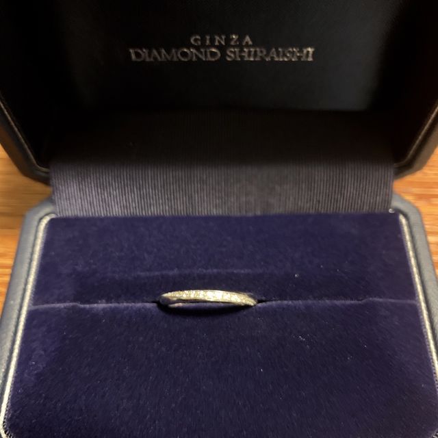 【銀座ダイヤモンドシライシの口コミ】 婚約指輪もこちらで購入させて頂いたため、重ねて着けたときに綺麗に見え…