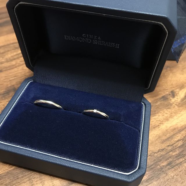 【銀座ダイヤモンドシライシの口コミ】 指輪のシンプルで丸みのあるデザインが大変気に入りました。指輪の裏側に…