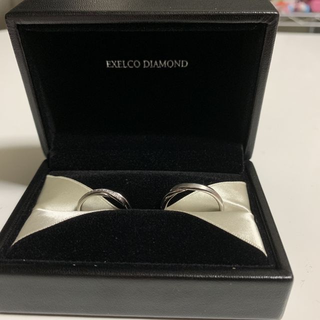 【銀座ダイヤモンドシライシの口コミ】 女側の指輪はウェーブが可愛く、ダイヤモンドがキラキラしている。派手す…