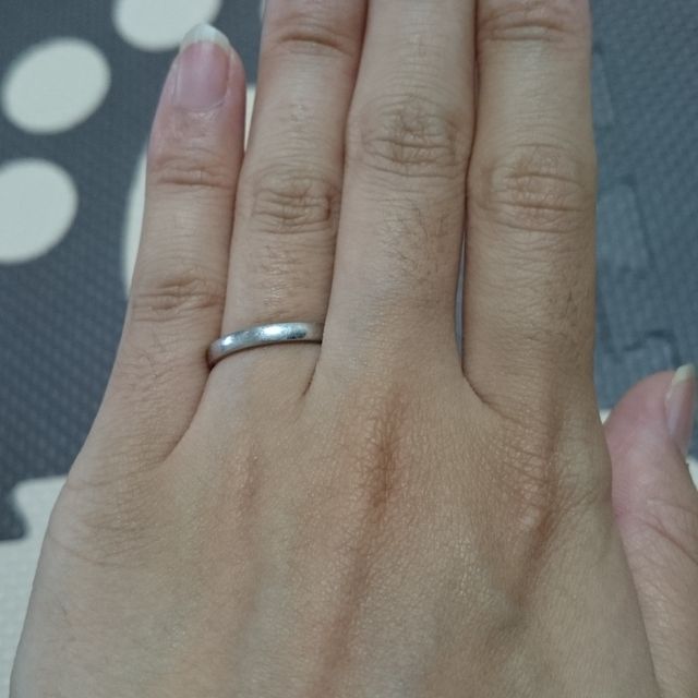 【銀座ダイヤモンドシライシの口コミ】 内側に複数のストーンを好みで入れられたことと、外側に何の模様もないシ…