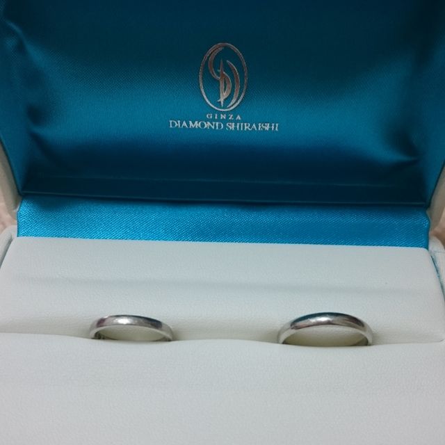 【銀座ダイヤモンドシライシの口コミ】 内側に複数のストーンを好みで入れられたことと、外側に何の模様もないシ…