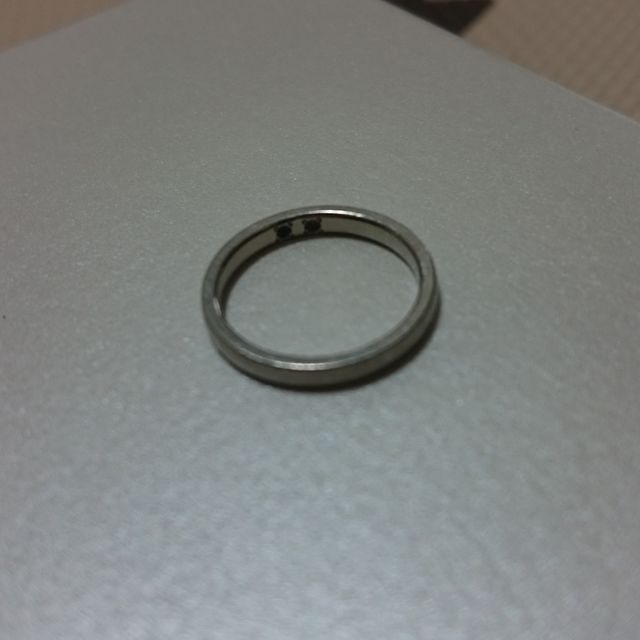 【銀座ダイヤモンドシライシの口コミ】 内側に複数のストーンを好みで入れられたことと、外側に何の模様もないシ…