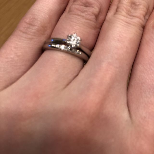 【銀座ダイヤモンドシライシの口コミ】 ホワイトリリーというデザインで重ね付けしたときにとてもしっくりきまし…