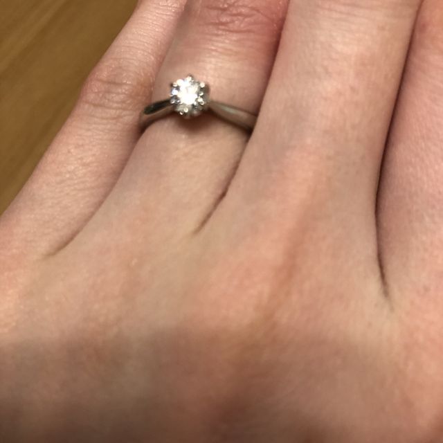 【銀座ダイヤモンドシライシの口コミ】 ホワイトリリーというデザインで重ね付けしたときにとてもしっくりきまし…