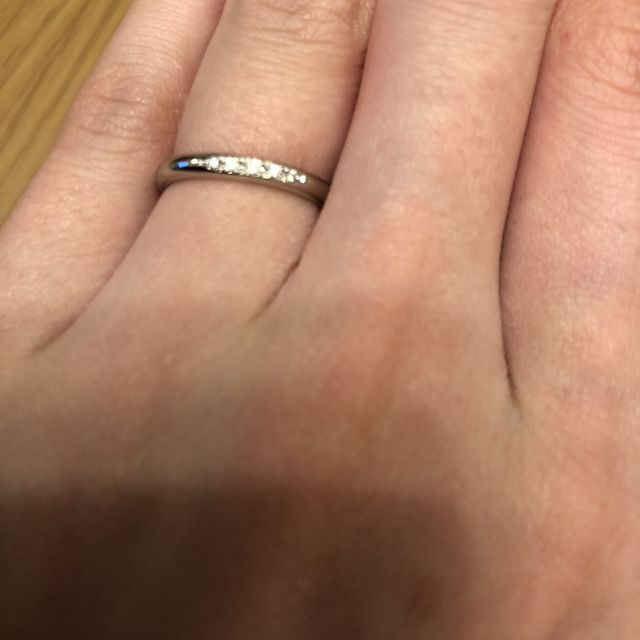 【銀座ダイヤモンドシライシの口コミ】 ホワイトリリーというデザインで重ね付けしたときにとてもしっくりきまし…