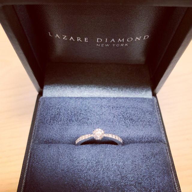 【ラザール ダイヤモンド(LAZARE DIAMOND)の口コミ】 クラッシックなデザインがお気に入りです。一粒石に当初憧れがありました…