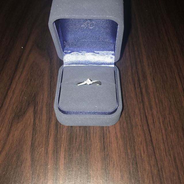 【4℃ BRIDAL(ヨンドシーブライダル)の口コミ】 メレというデザインで、どの角度から見ても光って見えるというので、他の…