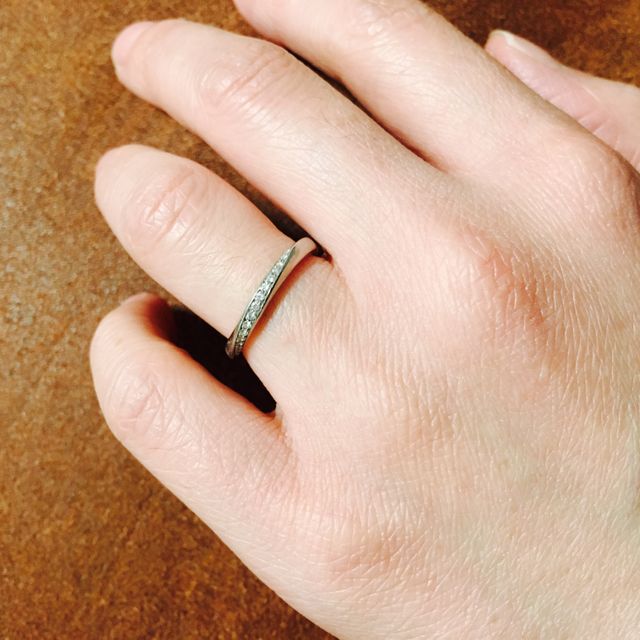 【4℃ BRIDAL(ヨンドシーブライダル)の口コミ】 波型のデザインが指だけでなく手全体にマッチしていて、指と指輪が合って…
