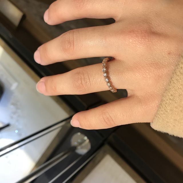 【SIENAROSE(シエナロゼ)の口コミ】 ダイヤが沢山使われているとても華やかな指輪です。お出かけに着けていけ…