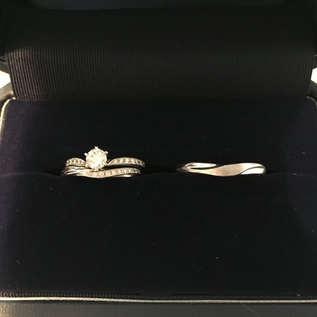【銀座ダイヤモンドシライシの口コミ】 V字のデザインにより指が綺麗に見えるので、当該婚約指輪を選定した。
ま…