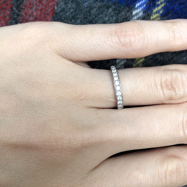 【エクセルコダイヤモンド(EXELCO DIAMOND)の口コミ】 結婚指輪はハーフエタニティで決めていました。
こだわりは両サイドがレー…
