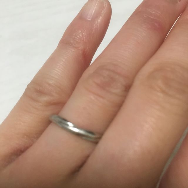 【4℃ BRIDAL(ヨンドシーブライダル)の口コミ】 ウエーブがかかったような、シンプルなデザインで、主人が大変きにいり此…