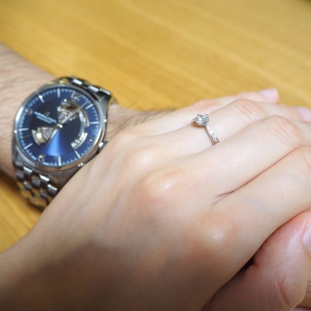 【ヴァンドーム青山(VENDOME AOYAMA)の口コミ】 大きいダイヤではありませんが横にメレダイヤがついており、華やかな印象…