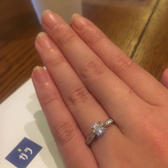 【GALA JEWELRY(ガラジュエリー)の口コミ】 指輪を決める上で次の3点を決め手としました。
デザインの豊富さ。
ダイヤ…