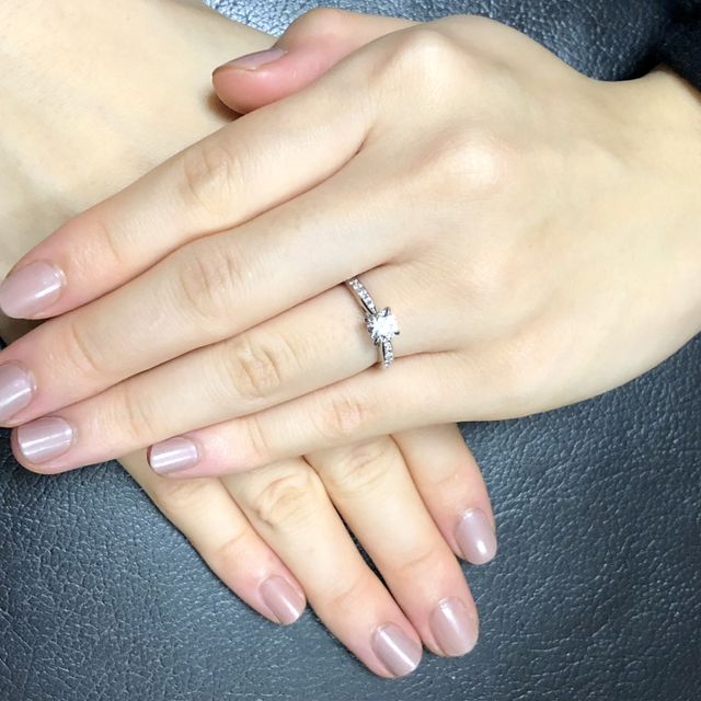 【銀座ダイヤモンドシライシの口コミ】 サプライズでいただいたためデザインは夫が選んでくれましたが、周りのリ…