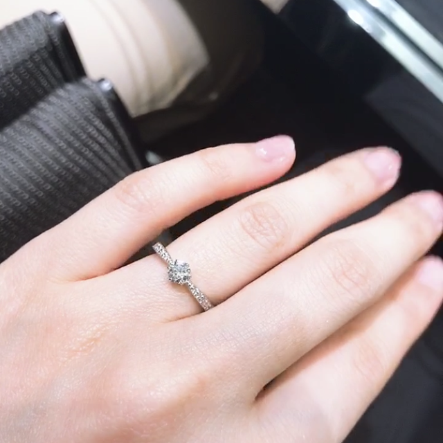 【ラザール ダイヤモンド(LAZARE DIAMOND)の口コミ】 キラキラした華やかなもの、結婚指輪と重ね付け出来るものを探していまし…