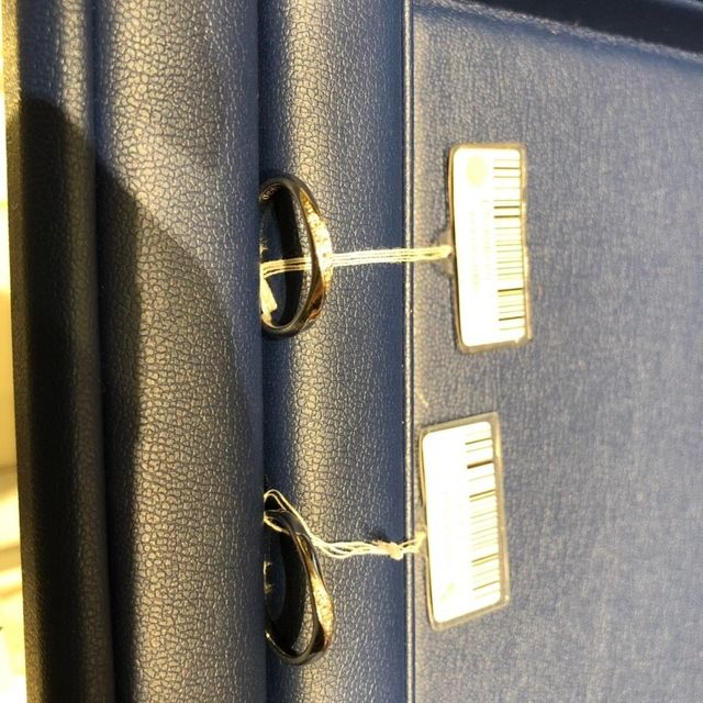 【銀座ダイヤモンドシライシの口コミ】 ウェーブでシンプルなデザインが良かったです。
嵌めた時の感覚というか、…