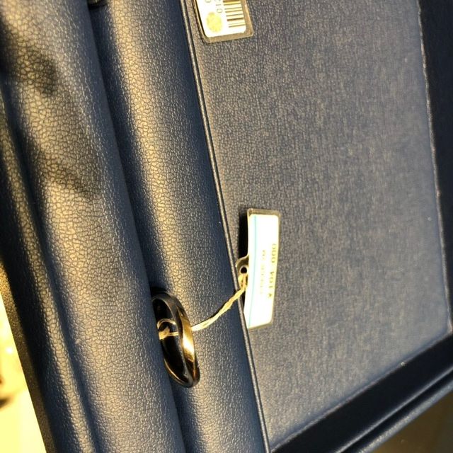 【銀座ダイヤモンドシライシの口コミ】 ウェーブでシンプルなデザインが良かったです。
嵌めた時の感覚というか、…