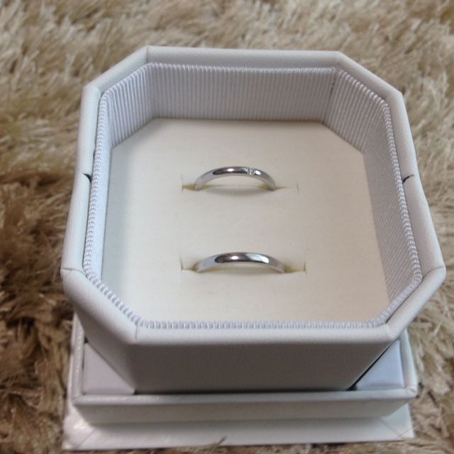 【4℃ BRIDAL(ヨンドシーブライダル)の口コミ】 男性用・女性用ともに、非常にシンプルなデザインでしたので、普段の仕事…