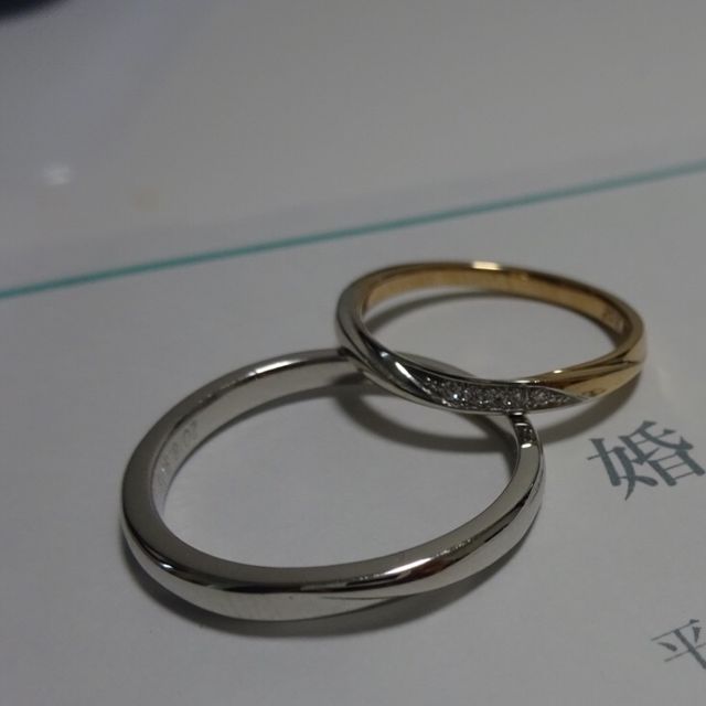 【俄(にわか)の口コミ】 シルバーとピンクゴールドに一目惚れしました。
小指側からみるとシルバー…