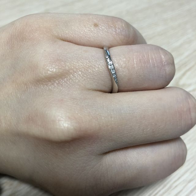 【A・D・A(エー・ディー・エー)の口コミ】 曲線がきれいで、とても指がきれいに見えます。
ダイヤもついていますが、…