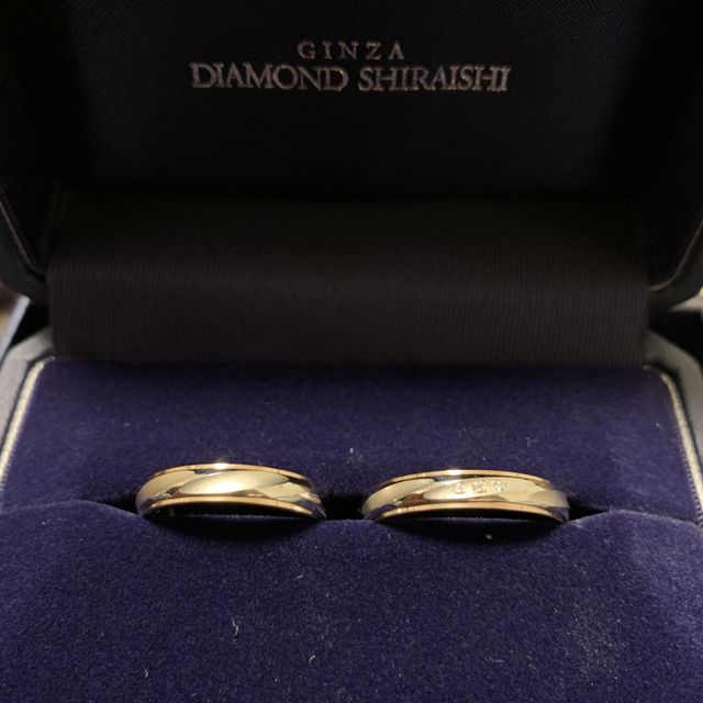 【銀座ダイヤモンドシライシの口コミ】 1番はデザインで決めました。女性側の指輪には真ん中にダイヤモンが3つ並…