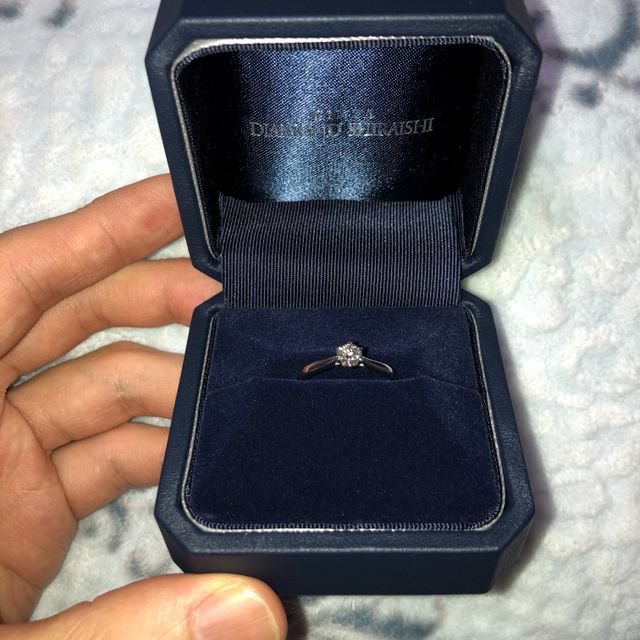 【銀座ダイヤモンドシライシの口コミ】 シンプルながらもかわいいところが決め手です。
婚約指輪と結婚指輪を重ね…