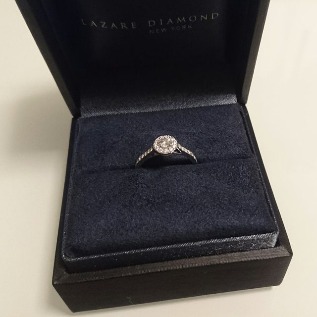 【ラザール ダイヤモンド(LAZARE DIAMOND)の口コミ】 他ブランドのシンプルな1粒ダイヤのリングと迷いましたが、華やかさと年を…