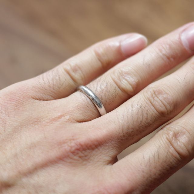 【カルティエ(Cartier)の口コミ】 婚約指輪がカルティエだったので結婚指輪もカルティエにしました。プラチ…