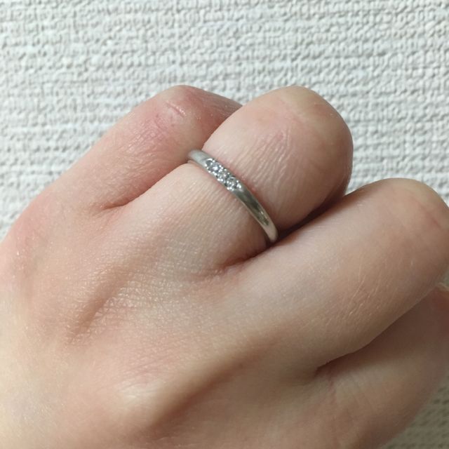 【4℃ BRIDAL(ヨンドシーブライダル)の口コミ】 3つ小さなダイヤが入った、シンプルで上品なデザインが気に入りました。あ…