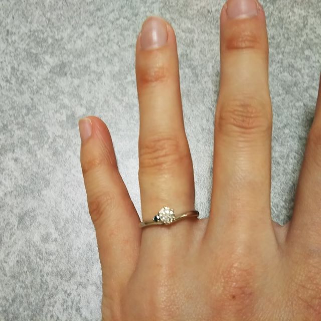 【BROOCH(ブローチ)の口コミ】 ダイヤモンドと一緒に添えられているブルーダイヤモンドが映えていて美し…