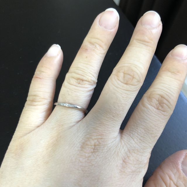 【RosettE(ロゼット)の口コミ】 シンプルなデザインがよく 斜めにひねっていて 細めのリングが好みでした…