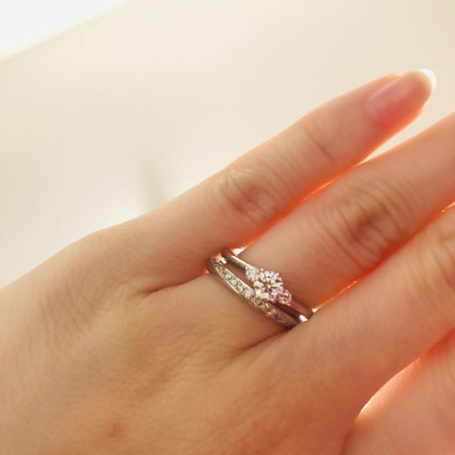 【銀座ダイヤモンドシライシの口コミ】 メレダイヤのある比較的細身の指輪を探していました。メレダイヤの大きさ…